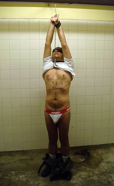 teahot_demonstrating_suspension_bondage